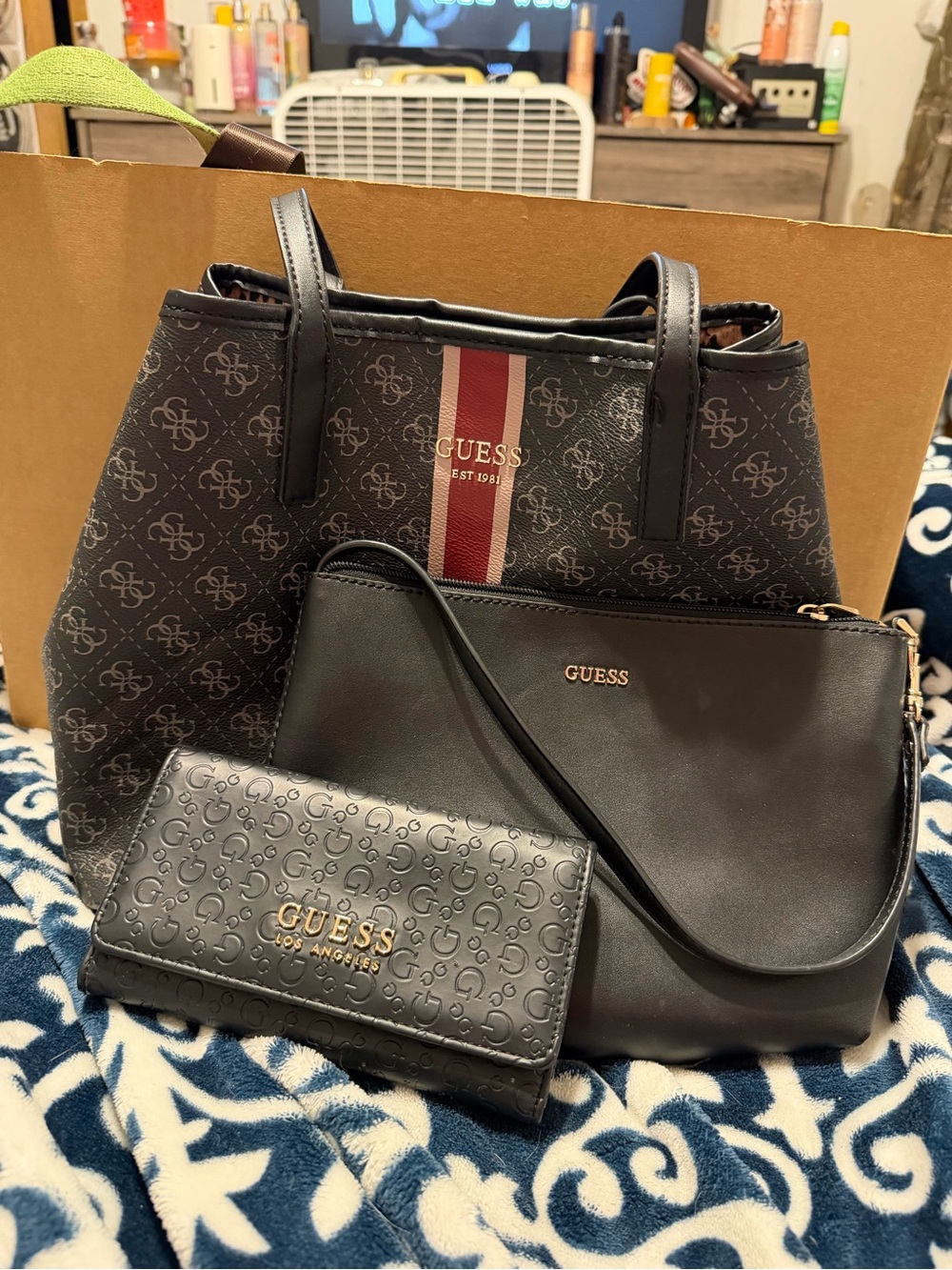 Guess Vikky tote bag bundle